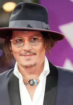 Sự xuất hiện của Johnny Depp tại LHP Cannes gây tranh cãi