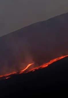 Núi lửa Etna phun trào, các chuyến bay đến sân bay Catania ở Sicily bị đình chỉ