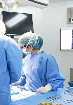 Bé trai tiểu ngồi do dị tật bẩm sinh