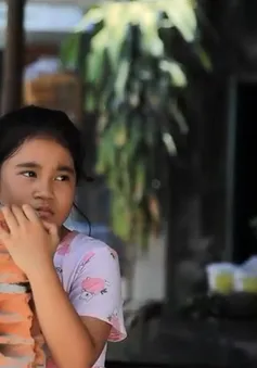 Cặp lá yêu thương: Ông bà ngoại bán nước mía nuôi cháu 8 tuổi mồ côi mẹ