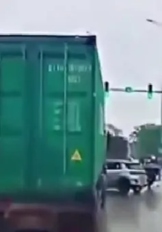 Ô tô con bị đâm trúng khi đi vào điểm mù container