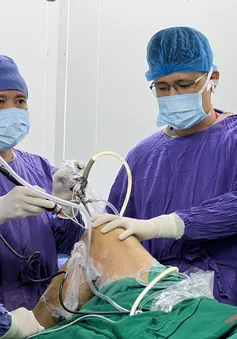 Tái tạo dây chằng chéo trước khớp gối hai bên cùng lúc cho nam thanh niên 17 tuổi