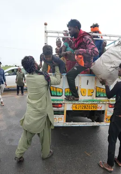 Hơn 100.000 người Ấn Độ, Pakistan sơ tán khi siêu bão Biparjoy đến gần