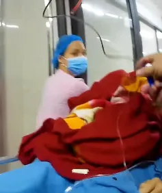 Xe cứu thương "tiếp máu" trên đường cấp cứu bệnh nhân sốc mất máu do vỡ khối chửa ngoài tử cung nguy kịch