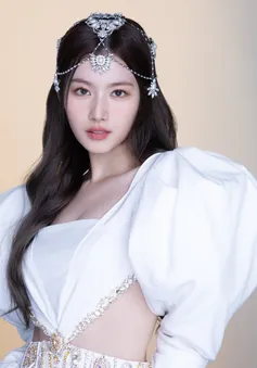 Sana (TWICE) gục ngã ngay trên sân khấu