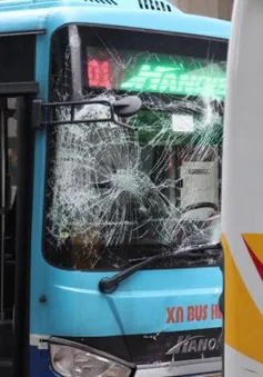 3 xe bus đâm liên hoàn khi vào bến ở Hà Nội