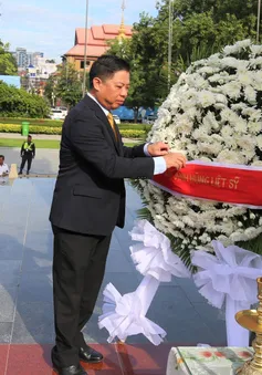 Dâng hương tưởng niệm các liệt sĩ quân tình nguyện Việt Nam tại Campuchia