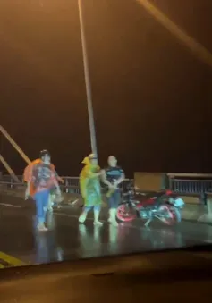 Cảnh sát nổ súng bắt hơn 30 "giang hồ" mang súng, áo chống đạn trên xe ô tô