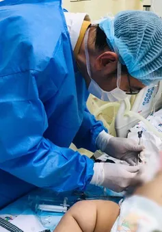 Cứu sống bé trai 5 tháng tuổi sốc sốt xuất huyết nặng