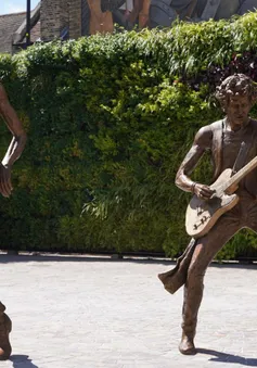 Mick Jagger và Keith Richards được dựng tượng đồng ở quê nhà