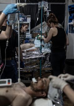 Cuộc đấu với tử thần của bác sĩ chiến trường Ukraine
