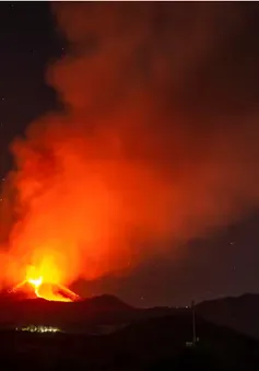 Núi lửa Etna phun trào, sân bay Catania ở vùng Sicily phải đóng cửa