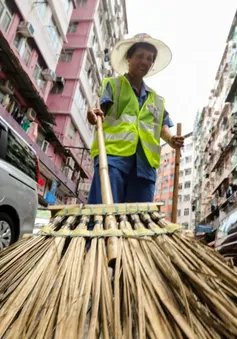 Người lao động Hong Kong (Trung Quốc) chật vật dưới nắng nóng