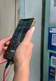 Dán đè mã QR giả mạo tại các cửa hàng để chiếm đoạt tiền