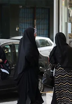 Iran: Phụ nữ không đội khăn trùm đầu hijab phải điều trị tâm lý