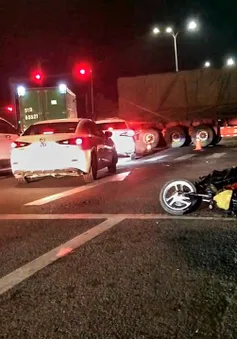 Tiền Giang: Xe máy chở 3 va chạm xe đầu kéo trên QL1A, 1 người tử vong