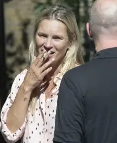 Khuôn mặt khác lạ của Kate Moss khiến khán giả lo lắng