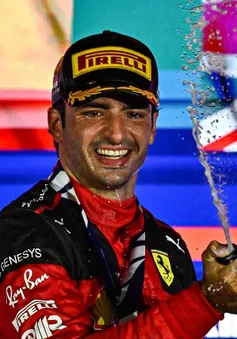 Carlos Sainz giành chiến thắng tại GP Singapore