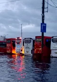 Mưa từ chiều đến tối, TP Hồ Chí Minh ngập nặng