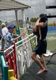 TP Hồ Chí Minh: Cứu bé gái 5 tuổi ngạt nước dưới hồ bơi chung cư