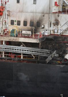 Giải cứu các thủy thủ tàu hàng Mỹ bị Houthi tấn công