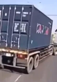 Xe container bất ngờ chuyển hướng, ép người đi xe máy ngã nhào