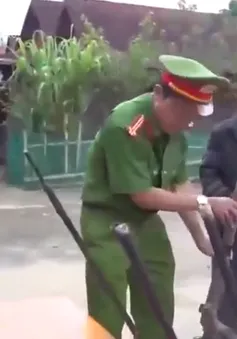 Đồng bào vùng cao Quảng Nam tự nguyện giao nộp vũ khí, vật liệu nổ