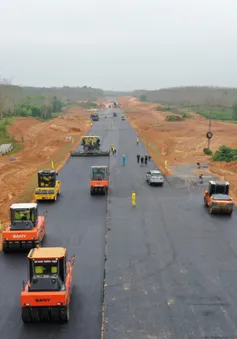 Sôi động ngày làm việc đầu năm trên dự án cao tốc Bắc - Nam