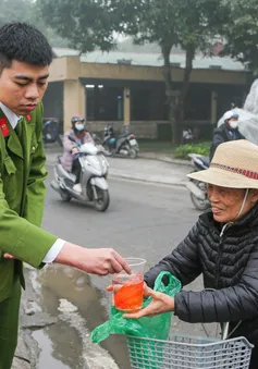 Hà Nội: Công an giúp dân phóng sinh cá chép tại sông Hồng