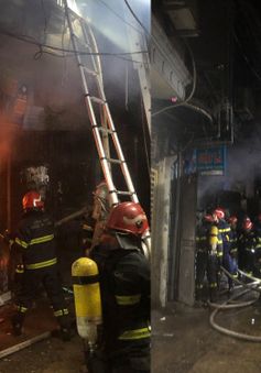Cháy nhà trong đêm ở Hai Bà Trưng (Hà Nội), 3 người được cứu thoát
