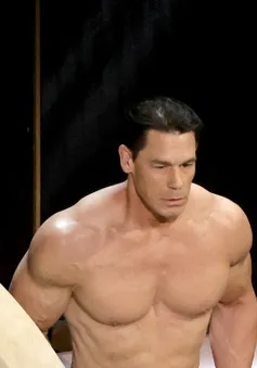Oscar 2024: John Cena khiến thế giới sửng sốt khi... khỏa thân lên trao giải