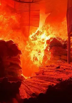 Vĩnh Phúc: Xưởng nhựa bất ngờ bùng cháy dữ dội