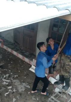 Lốc xoáy thổi tốc mái hàng chục nhà dân, trường học ở Hà Tĩnh