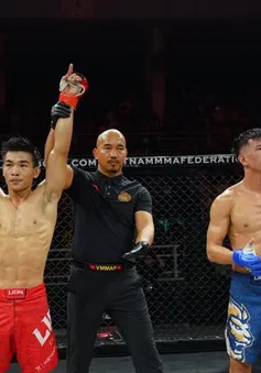 Trần Ngọc Lượng hạ đẹp học trò Johnny Trí Nguyễn trên sàn MMA