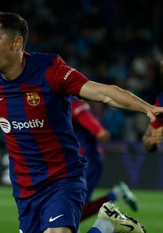Robert Lewandowski lập hat-trick, Barcelona ngược dòng trước Valencia