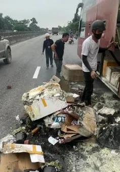 Xe ô tô khách bốc cháy khi đang lưu thông trên đường quốc lộ