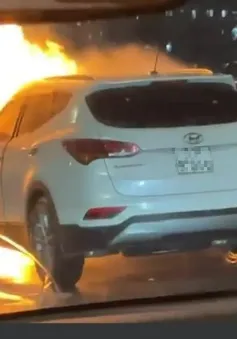 Xe ô tô bốc cháy dữ dội trên đường Vành đai 3 tại Hà Nội