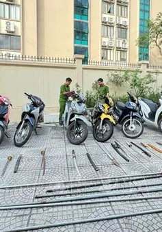 26 thanh, thiếu niên mang hung khí gây náo loạn đường phố Hà Nội