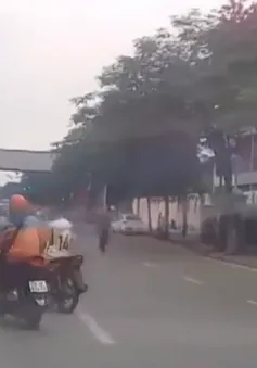 Nam thiếu niên lạng lách, tạt đầu các phương tiện để... “thông chốt”