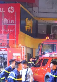Cháy tòa nhà 4 tầng ở đường Láng, nhiều người trèo lên mái nhà chờ giải cứu