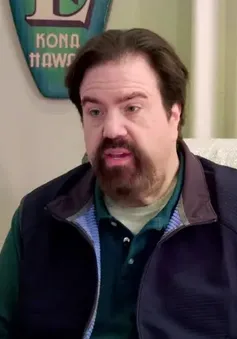 Dan Schneider kiện ekip làm phim "Quiet on Set" đã làm tổn hại danh tiếng của ông