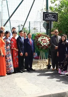 Lễ dâng hoa tưởng nhớ Chủ tịch Hồ Chí Minh tại đại lộ mang tên Người ở Algeria