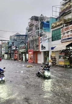 Đường ngập sâu sau mưa lớn ở TP Hồ Chí Minh, người dân chật vật di chuyển