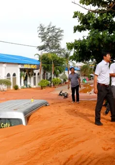 Lũ cát đỏ vùi lấp nhiều ô tô, xe máy ở Mũi Né (Bình Thuận)