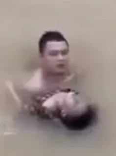 Người đàn ông lao xuống sông cứu cháu bé bị đuối nước