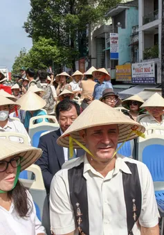 Du khách thích thú trải nghiệm tuyến bus 2 tầng mới ở TP Hồ Chí Minh