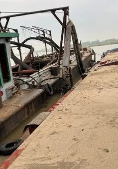 Phát hiện tàu khai thác cát trái phép trên sông Hồng