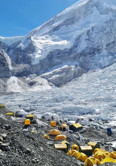 Nepal hạn chế giấy phép leo núi Everest
