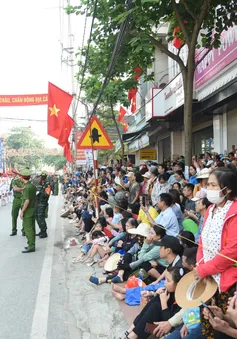 Người dân Điện Biên nô nức đến xem tổng duyệt Lễ kỷ niệm 70 năm Chiến thắng Điện Biên Phủ