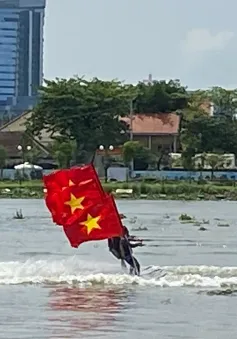 Sôi động Giải Vô địch Bơi vượt sông mở rộng TP Hồ Chí Minh 2024